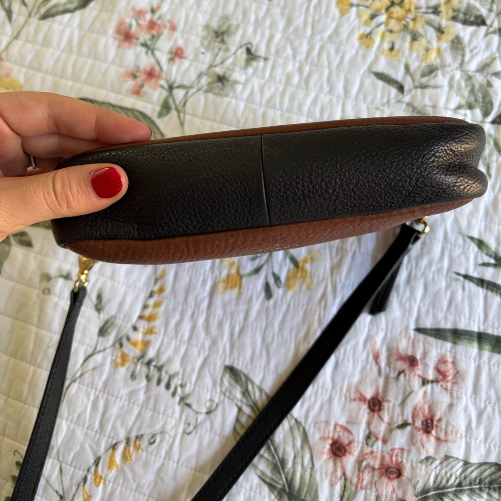 Fossil genuine leather brown and black crossbody bag with gold hardware - Picture 4 of 7
